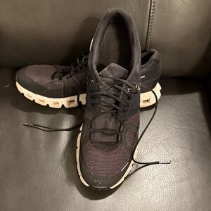 Women’s on cloud Black and White Athletic Shoes size 9.5